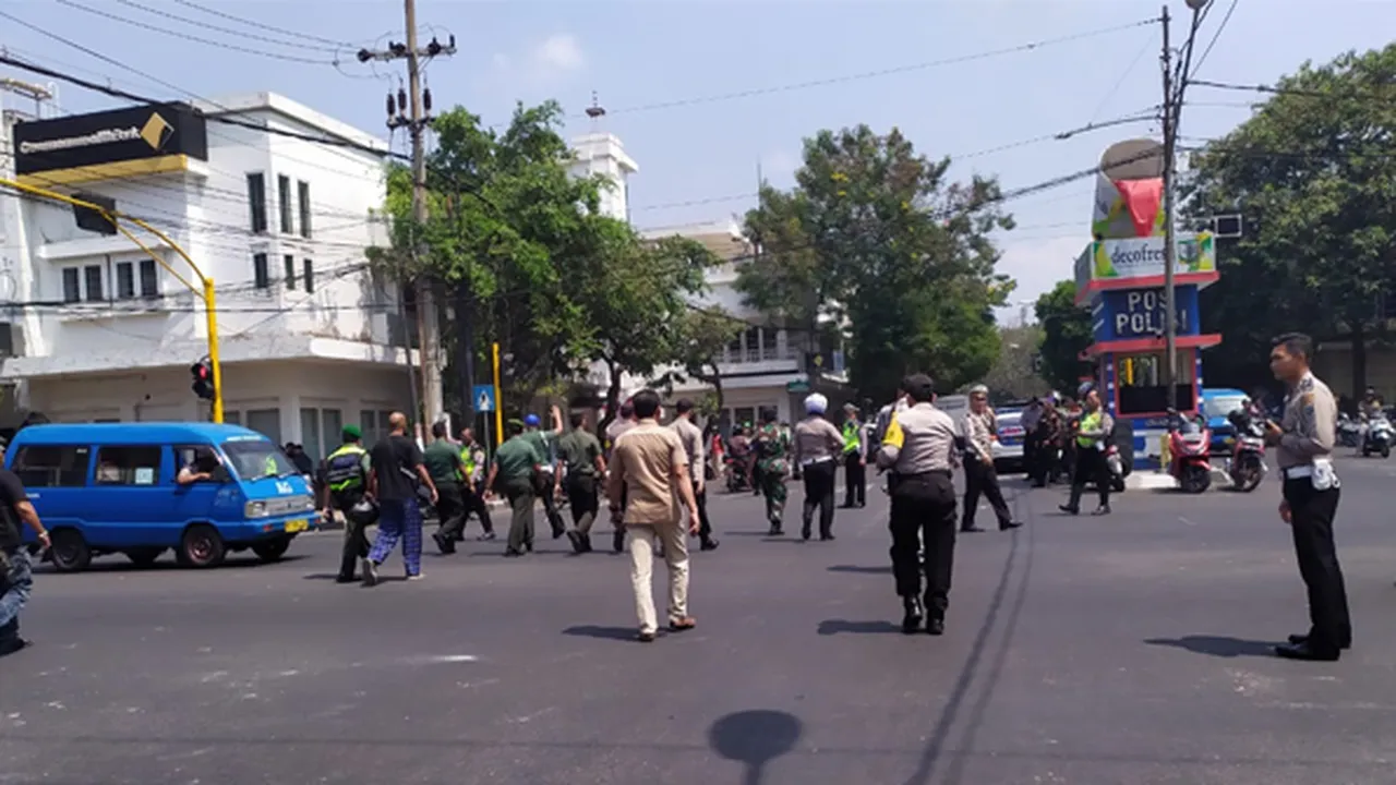 Demo Mahasiswa Papua di Kayu Tangan Malang Berujung Rusuh, Polisi Amankan Massa