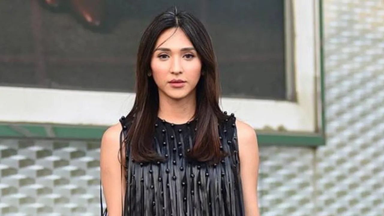 Dena Rachman Percaya Diri Pamer Rambut Beruban, Dipuji Tetap Cantik