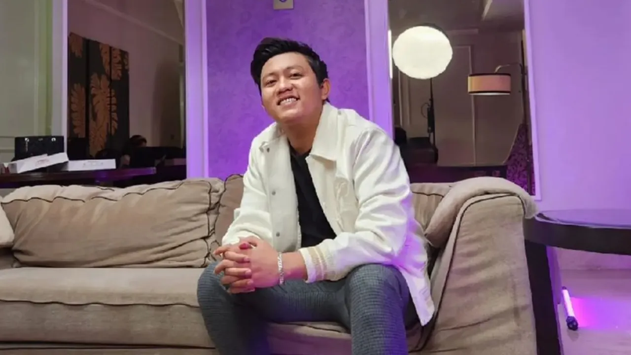 Denny Caknan Ikut Kerja Bakti Bareng Warga, Santai Pakai Sandal Japit & Celana Pendek