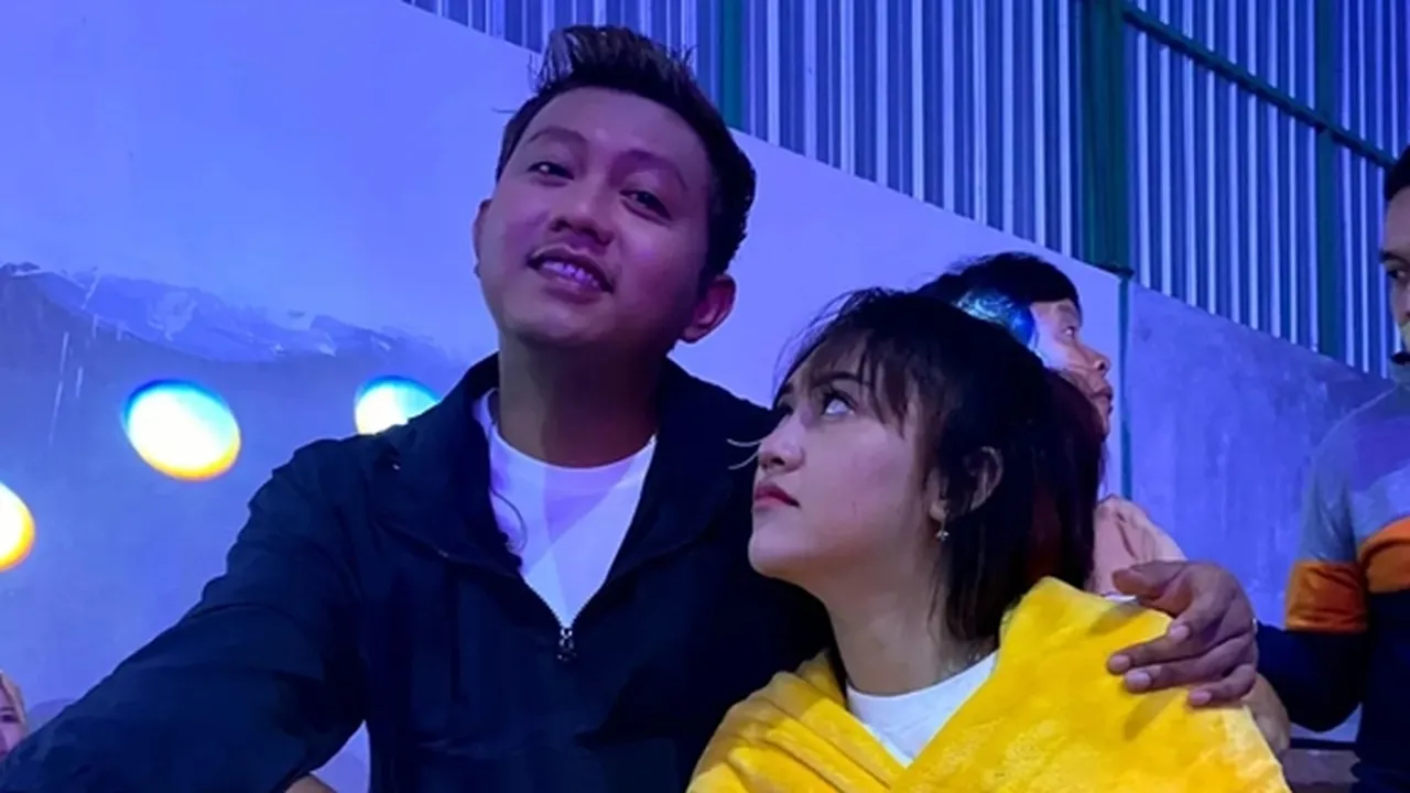 Denny Caknan Unggah Potret Mesra Bareng Happy Asmara di Hari Valentine, Netizen: Foto Sama Ayang Nih!