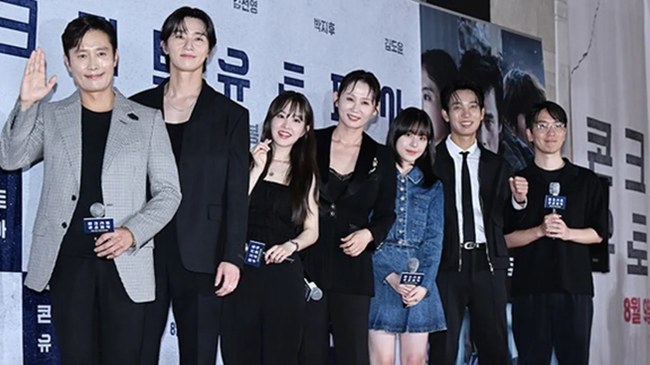 Deretan Artis di Premiere Film Park Seo Joon dan Park Bo Young 'CONCRETE UTOPIA', Ada Park Hyung Sik dan V BTS