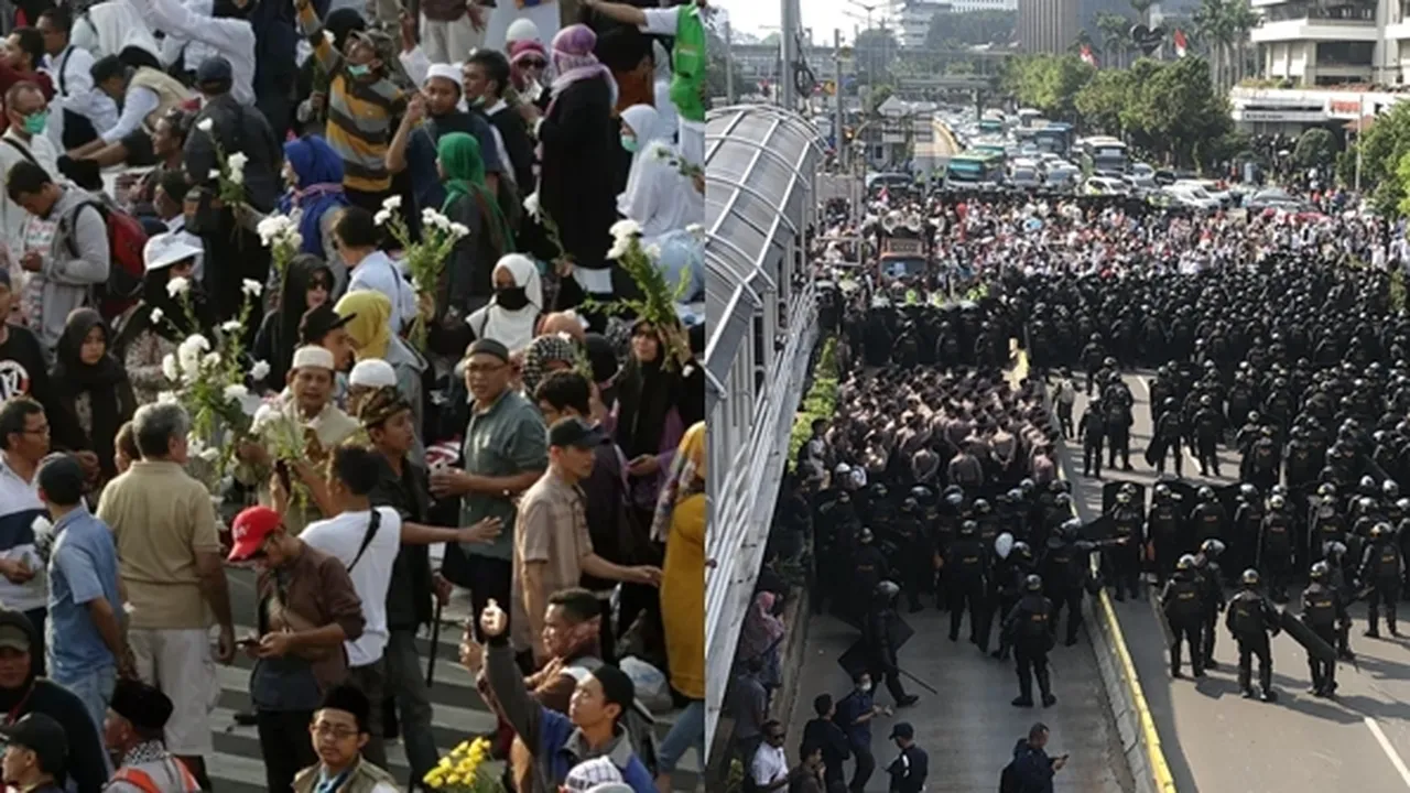 Deretan Foto-Foto Aksi Demo di Bawaslu, Ada Bagi-Bagi Bunga