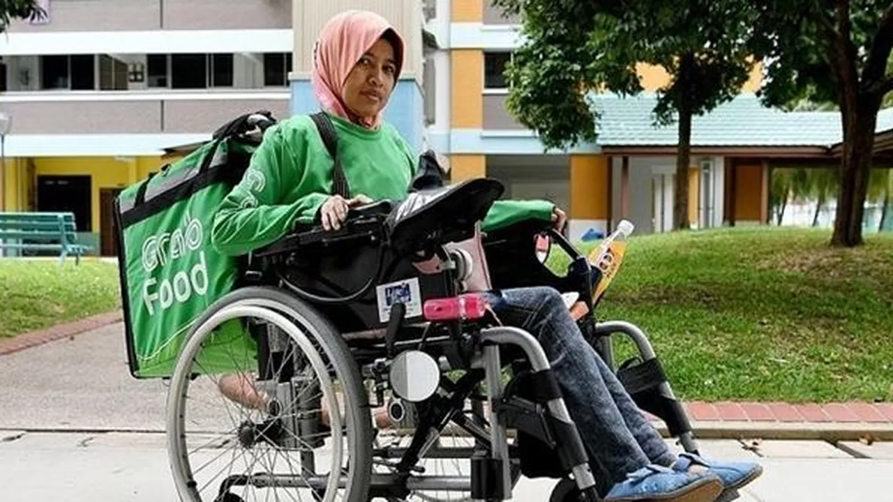 Derita Kelumpuhan Otak, Wanita Ini Berjuang Jadi Pengantar Makanan Pakai Kursi Roda