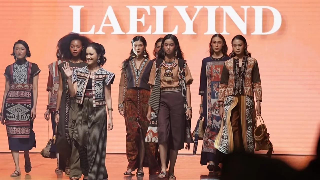 Desainer Laely Indah Lestari Rilis Koleksi Busana Ready to Wear Wastra Sumba