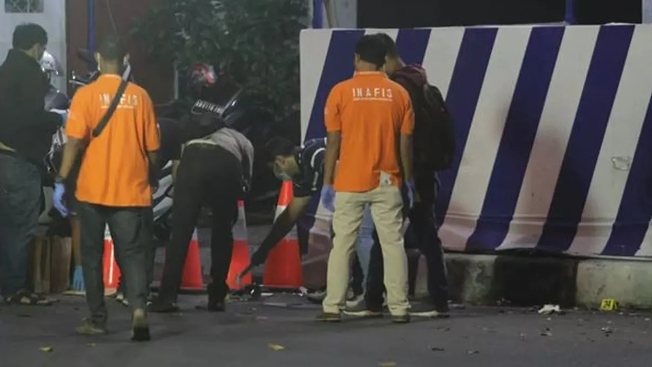 Detik-Detik Bom Meledak di Pospol Kartasura, Pelaku Tergeletak Dalam Kondisi Kritis Detik-Detik Bom Meledak di Pospol Kartasura, Pelaku Tergeletak Dalam Kondisi Kritis