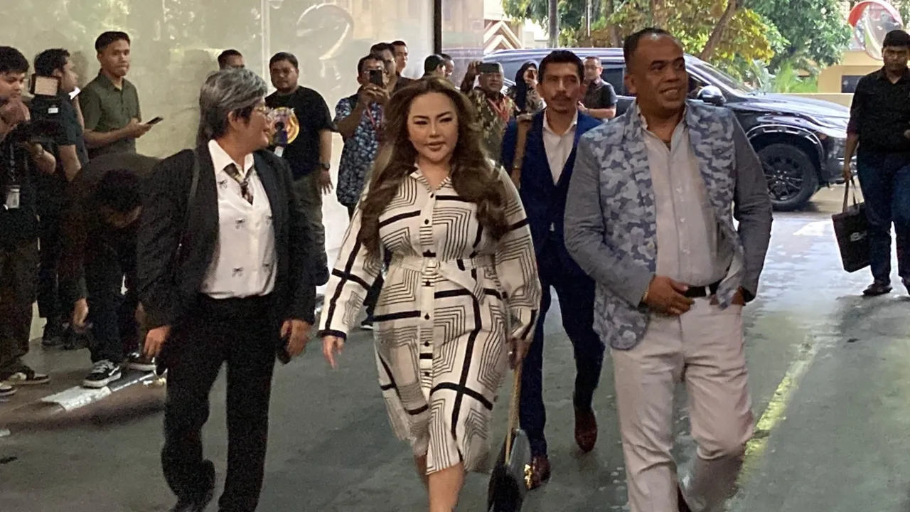 Detik-detik Lisa Mariana Datang ke Bareskrim Terkait Kasus Ridwan Kamil