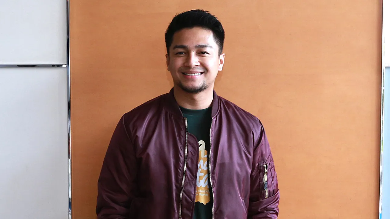 Deva Mahenra Mengaku Berat Perankan Ustaz Gaul di '99 NAMA CINTA'
