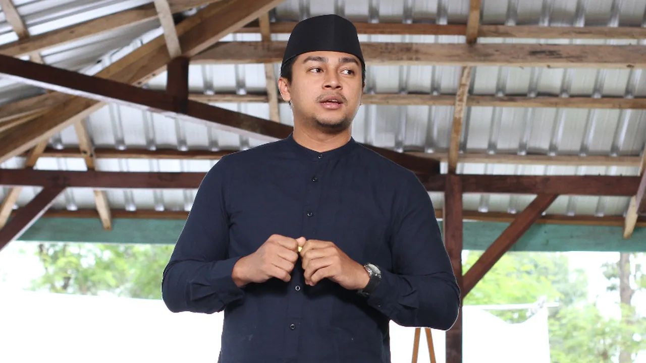 Deva Mahenra Perankan Ustaz Gaul Idola Banyak Wanita