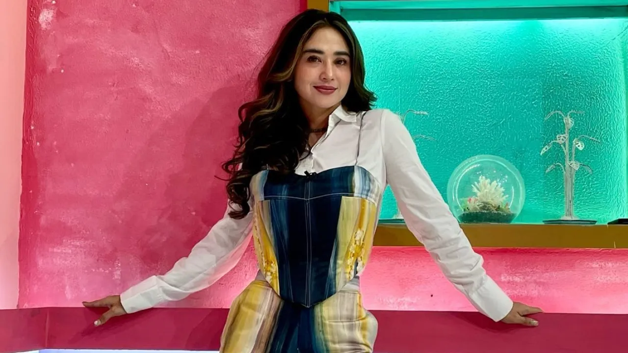 Dewi Perssik Akui Akan Menikah dengan Rully Tahun Ini