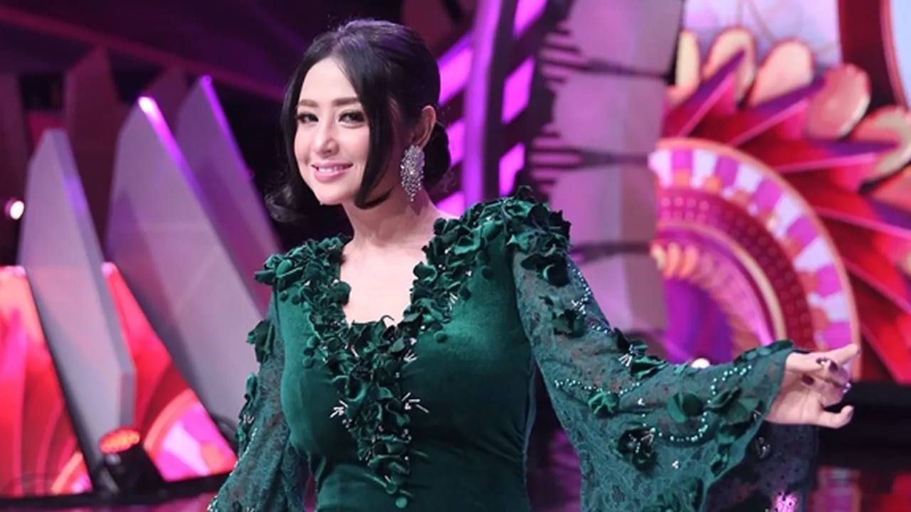 Dewi Perssik Beri Kado Kalung Emas Buat ART yang Ulang Tahun, Netizen: Angkat Aku Jadi Pegawaimu