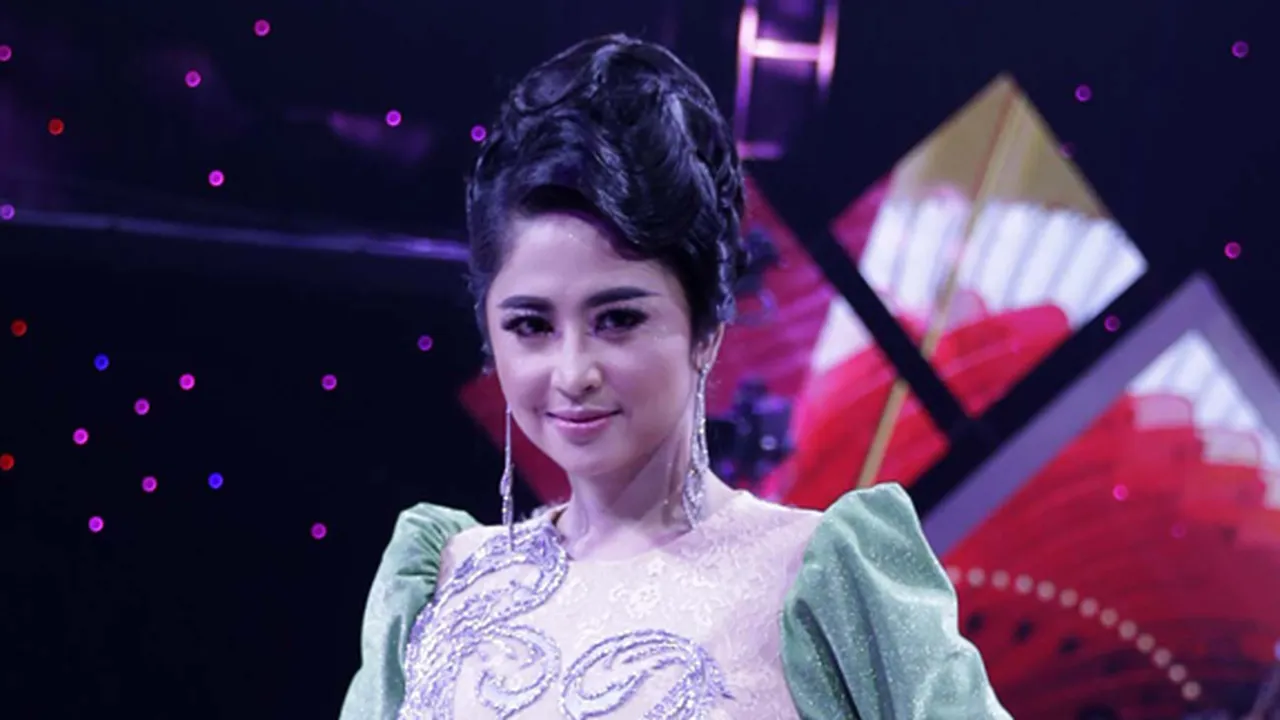 Dewi Perssik Latihan Menari di Kedalaman Air 16 Meter Pakai Gaun Cantik