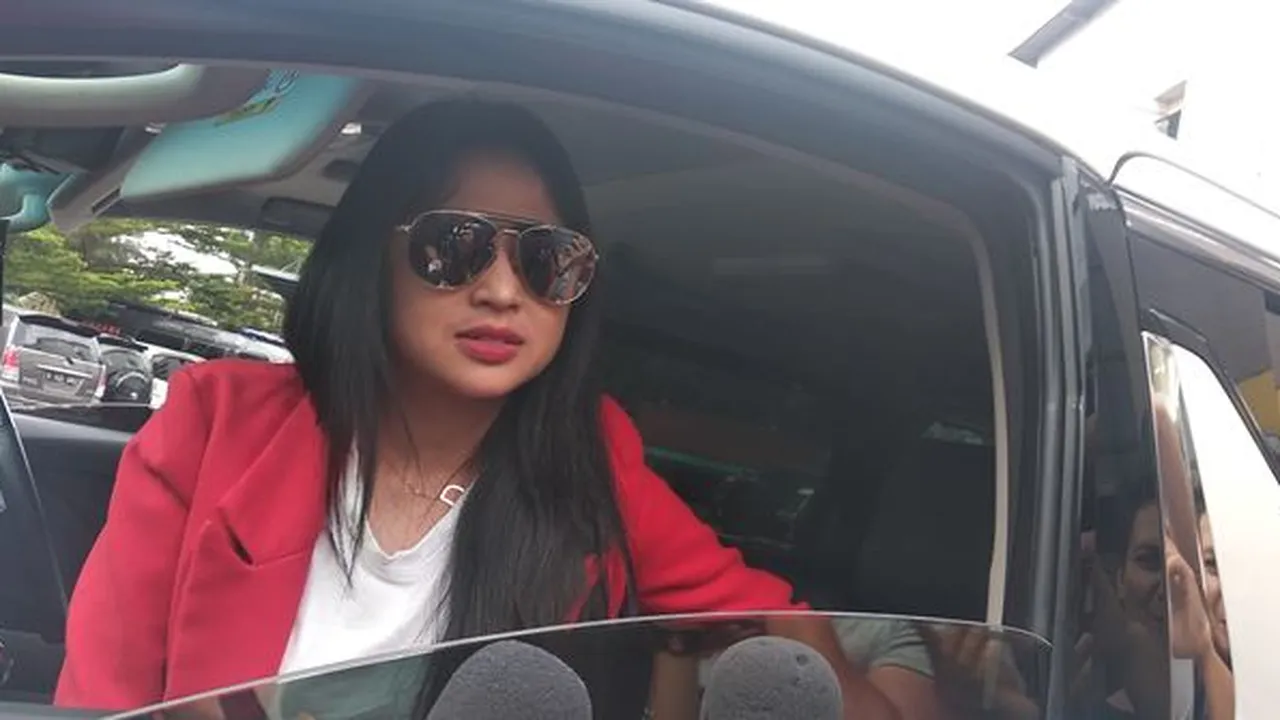 Dewi Perssik Masih Berduka, Jenazah Ayah Akan Diterbangkan ke Jember