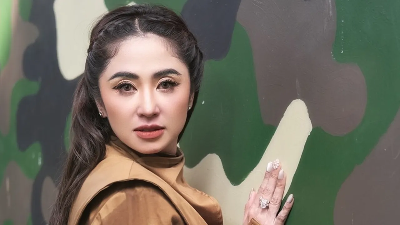 Dewi Perssik Risih dengan Teman-teman Anaknya yang Koleksi Foto Seksi Dirinya