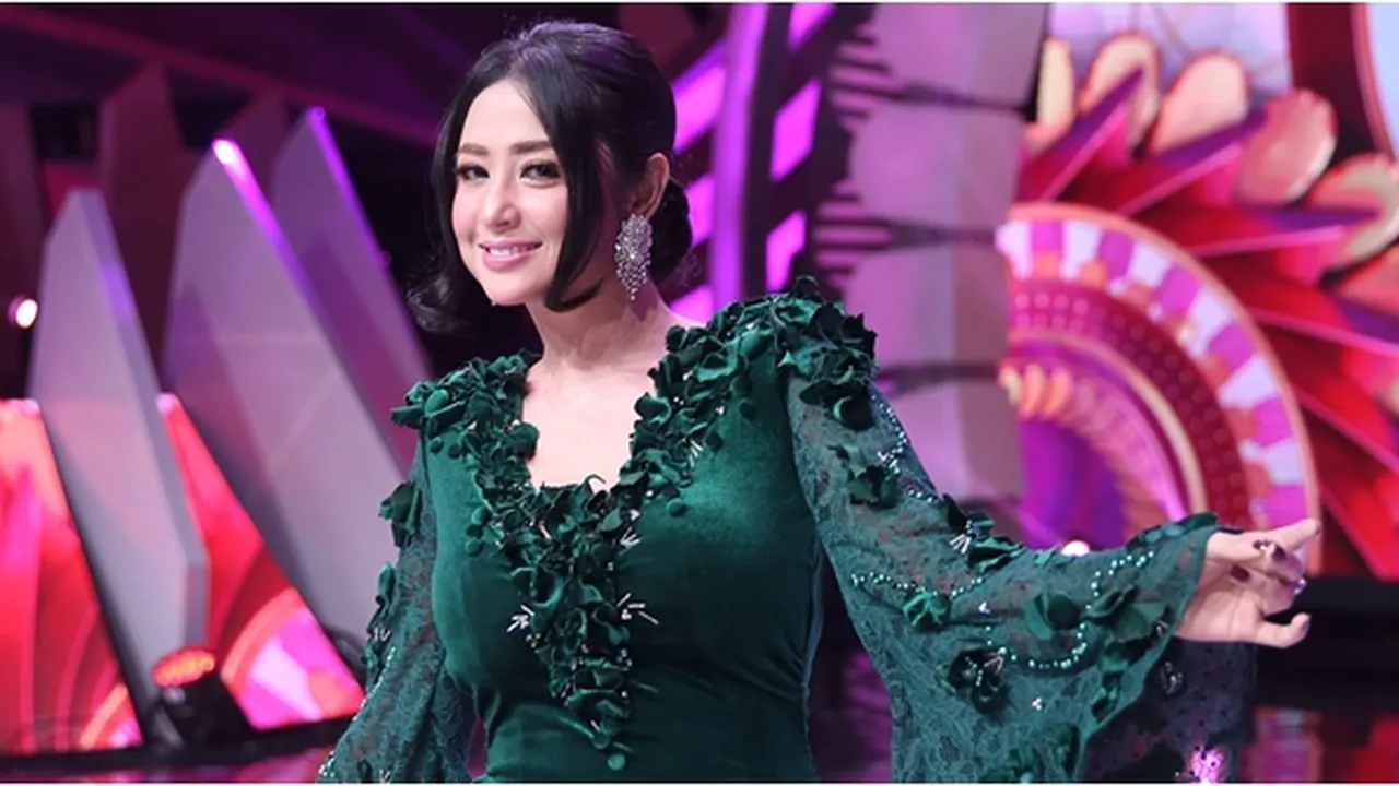 Dewi Perssik Selalu Punya Gaya Baru Agar Suami Nggak Bosen