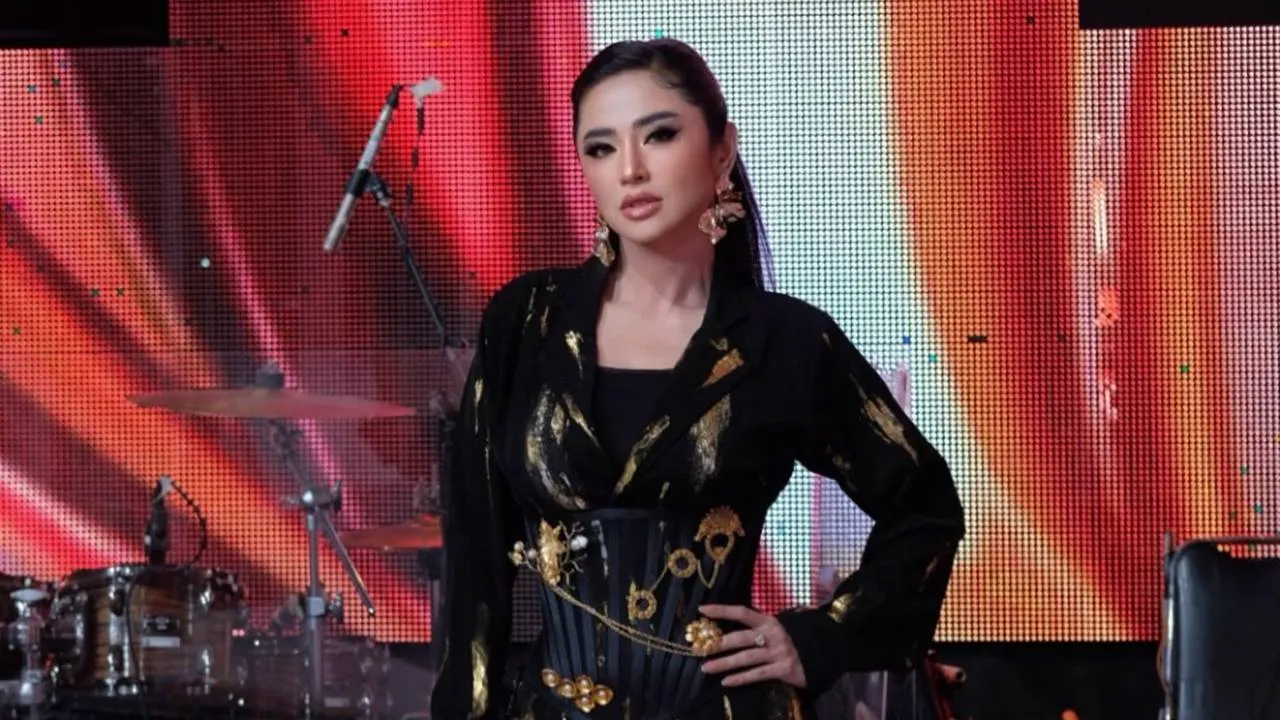 Dewi Perssik Selfie Cantik Bukan Maksud Menggoda Tapi Memang Susah Dilupakan