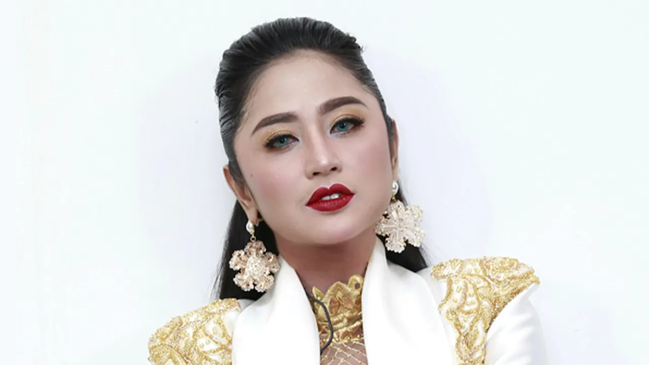 Dewi Perssik Sindir Kemampuan Nyanyi dan Akting Rosa Meldianti