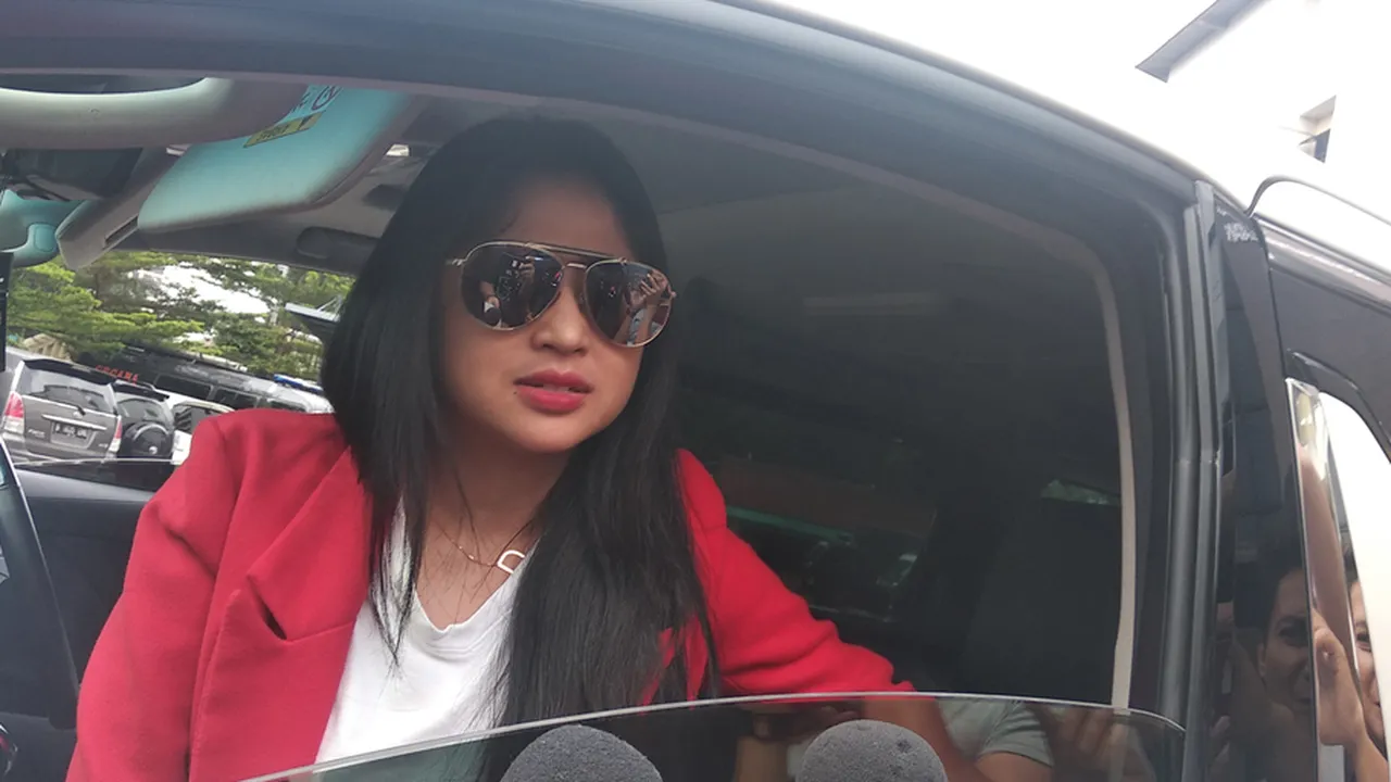 Dewi Perssik Tak Henti Menangis Ketika Mengantar Kepergian Sang Ayah