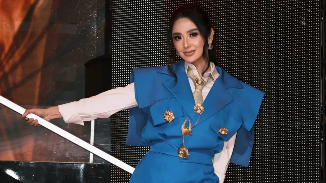 Dewi Perssik Tampil Stylish saat Jadi Juri Dangdut Academy 8