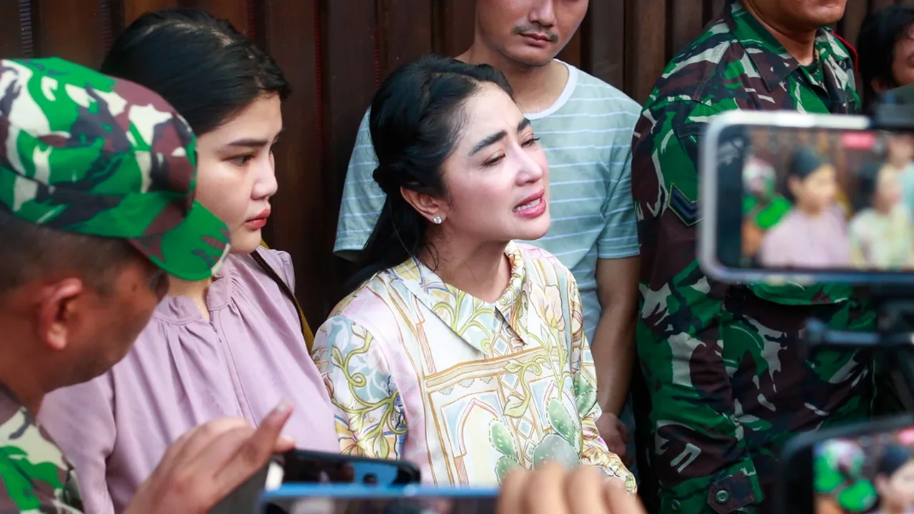 Dewi Perssik Tantang Saiful Jamil Laporkan Dirinya Ke Polisi