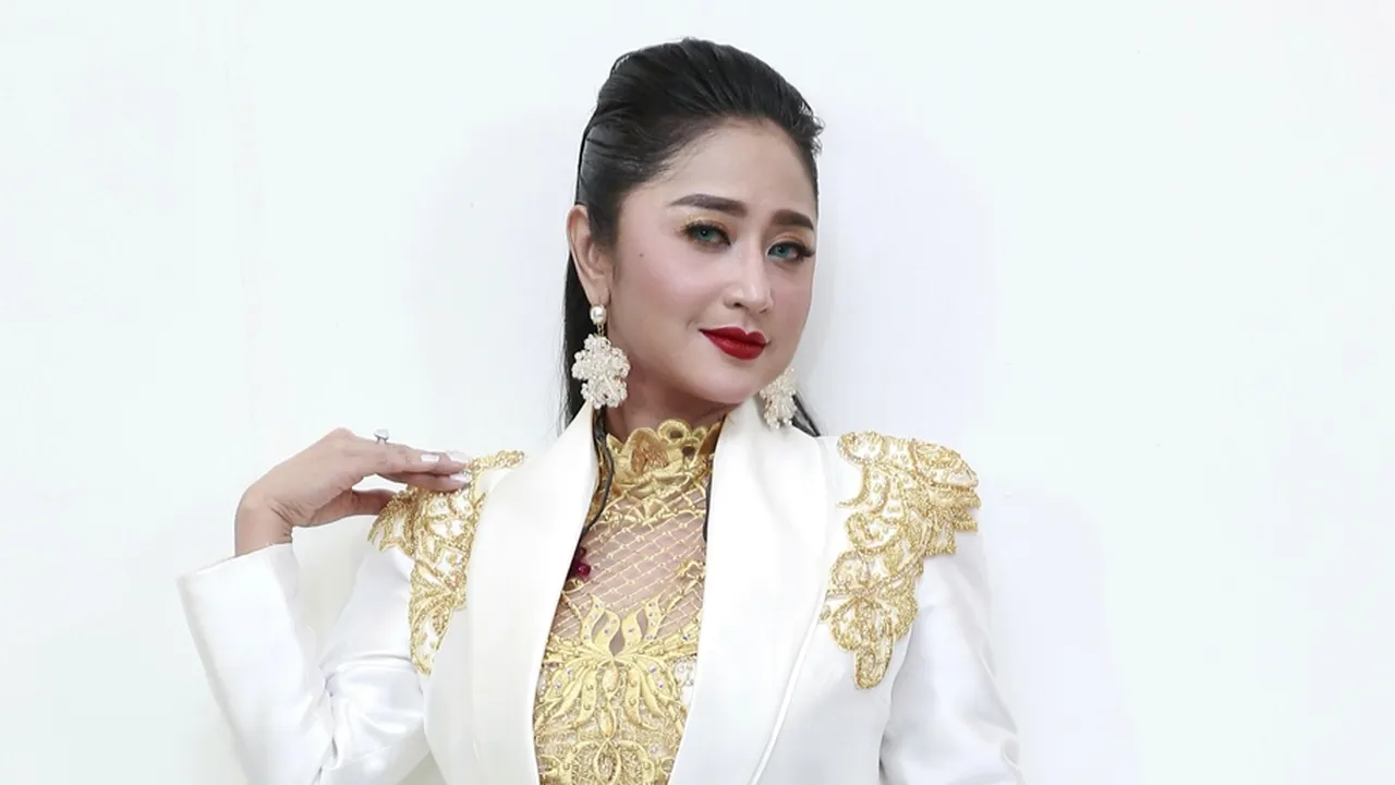 Dewi Perssik Unggah Foto Jadul Dirinya Saat Masih 17 Tahun