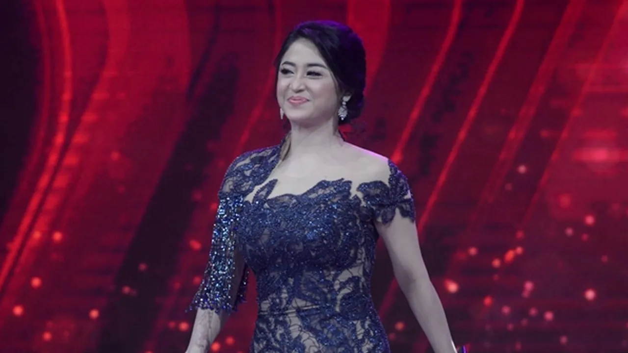 Dewi Perssik Unggah Foto Saat Jadi Mayoret, Bukti Cantiknya Sejak Belia Dewi Perssik Unggah Foto Saat Jadi Mayoret, Bukti Cantiknya Sejak Belia
