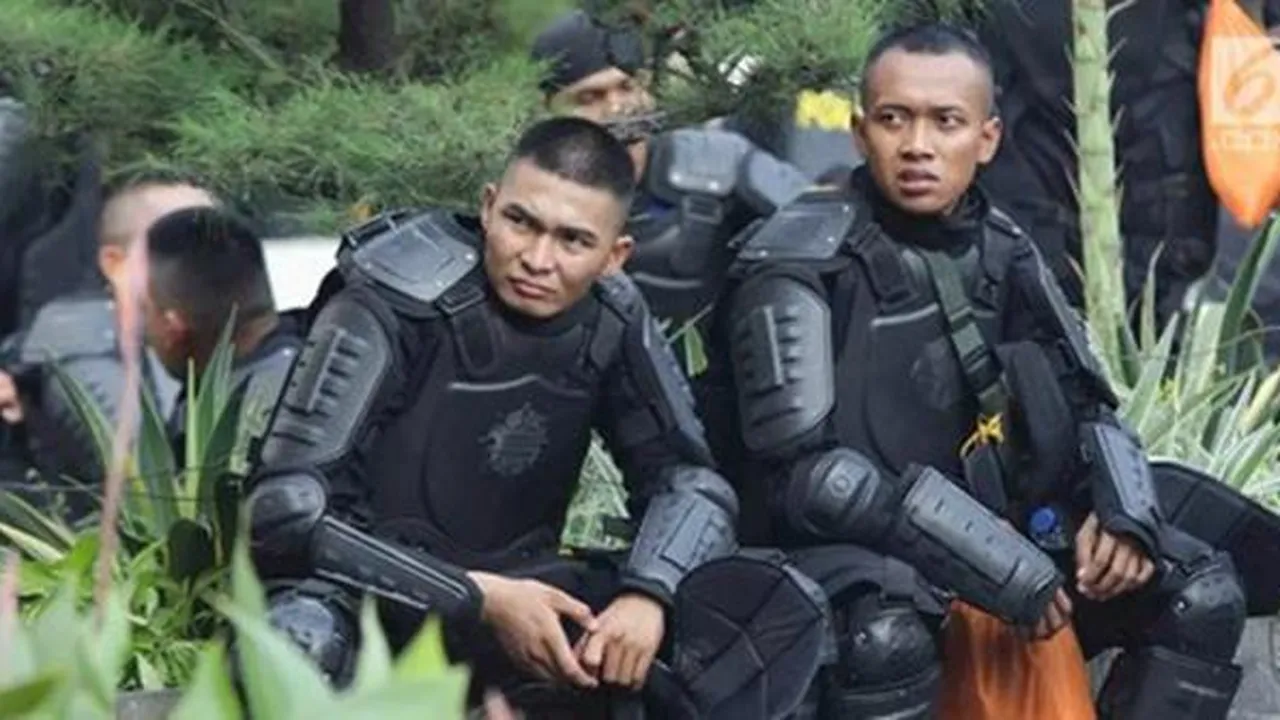 Di Sela Istirahat Jaga Demo, Pasukan Brimob Berjoget Ria Usir Ngantuk & Lelah Di Sela Istirahat Jaga Demo, Pasukan Brimob Berjoget Ria Usir Ngantuk & Lelah