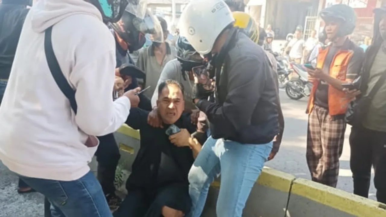 Diamankan Polisi Diduga Karena Narkoba, Polisi Nyatakan Tes Urine Saipul Jamil Negatif Diamankan Polisi Diduga Karena Narkoba, Polisi Nyatakan Tes Urine Saipul Jamil Negatif