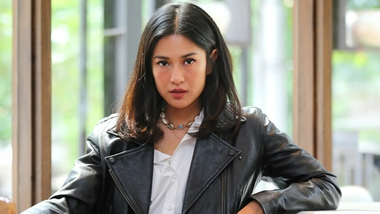 Dian Sastrowardoyo Pamerkan Potret OOTD dengan Gaya Chic dan Kasual