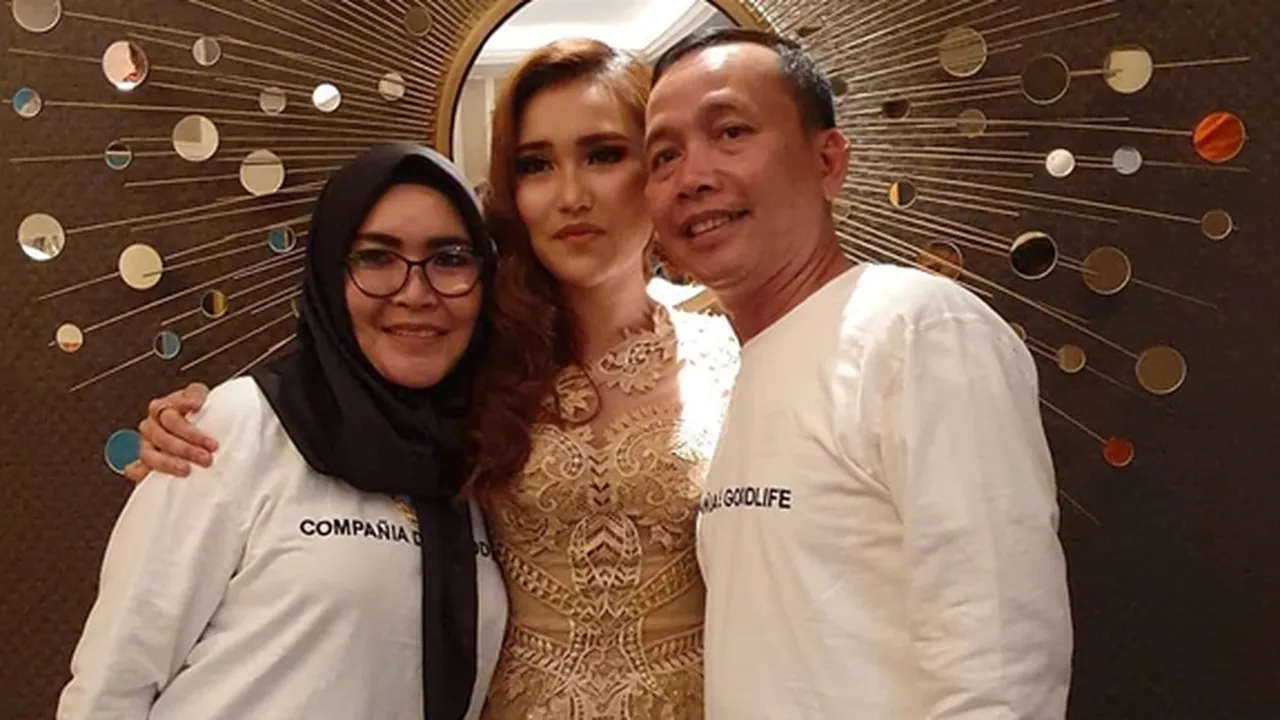 Dianggap Berlebihan, Penampilan Ibu Ayu Ting Ting Saat Jalan-jalan Jadi Sorotan