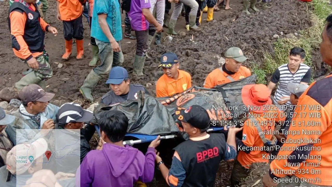 Diawali Penemuan Sepeda Motor, Korban Tertimbun Longsor Malang Telah Ditemukan