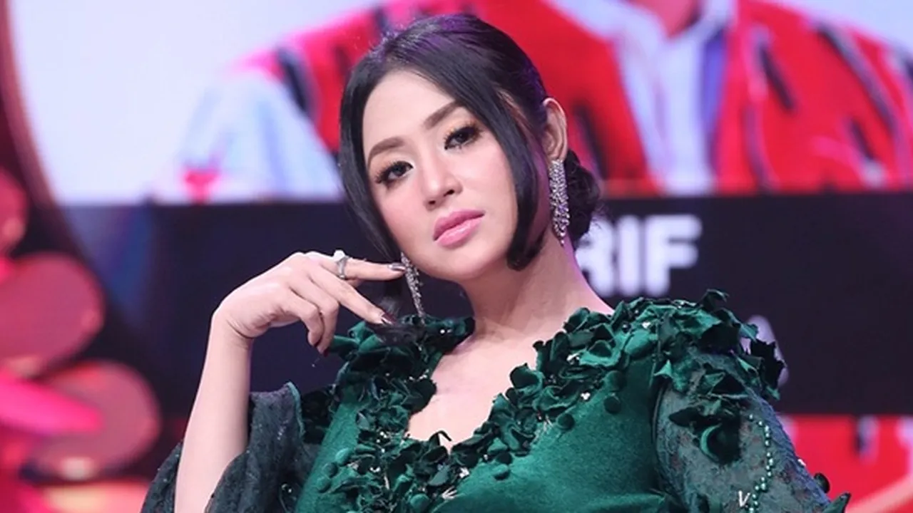 Dibilang Enak Jadi Artis Sering Jalan-Jalan ke Luar Negeri, Ini Kata Dewi Perssik