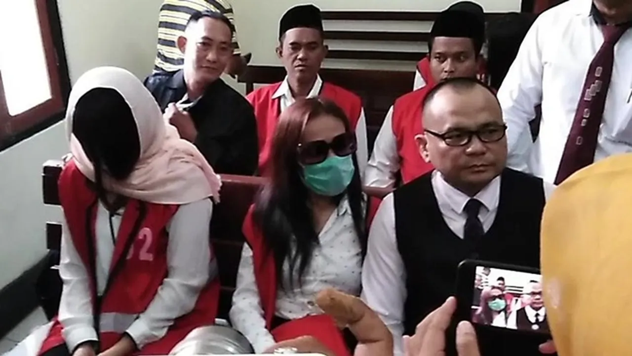 Didakwa Melanggar UU ITE, Dua Muncikari Vanessa Angel Pasrah
