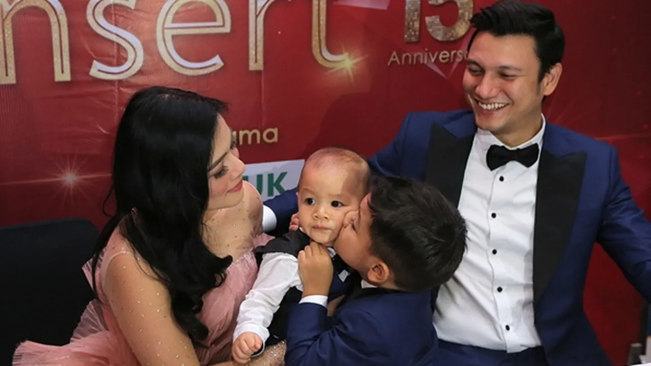 Didik Dari Kecil, Titi Kamal dan Christian Sugiono Bebaskan Anak Main di Luar Didik Dari Kecil, Titi Kamal dan Christian Sugiono Bebaskan Anak Main di Luar