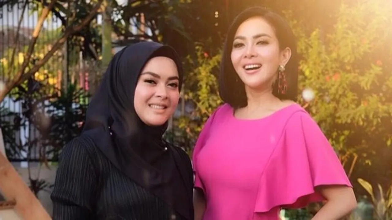 Didoakan Segera Berhijab oleh Aisyahrani, Begini Reaksi Syahrini Didoakan Segera Berhijab oleh Aisyahrani, Begini Reaksi Syahrini
