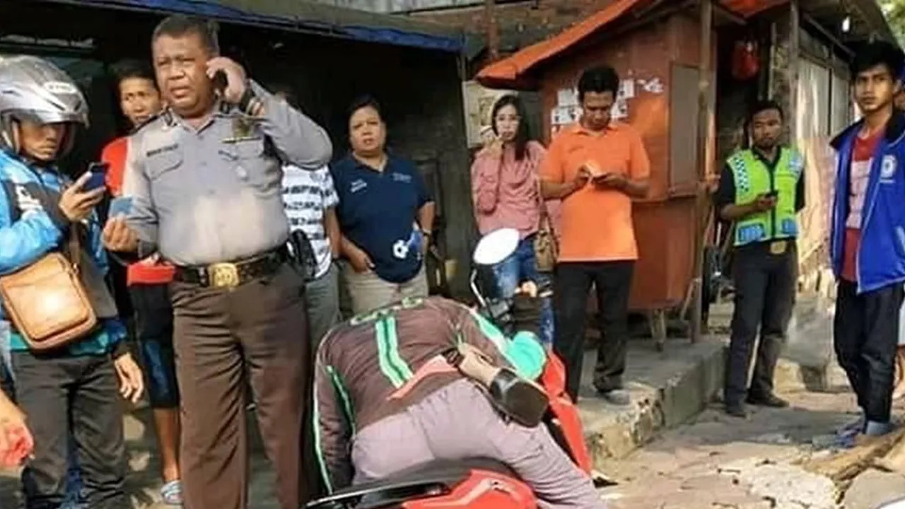 Diduga Kelelahan, Driver Ojek Online Ini Meninggal Dengan Posisi Terduduk di Motornya