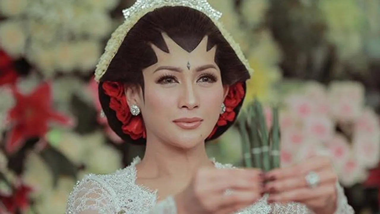 Diduga Menikah dengan Brotoseno, Tata Janeeta Dituding Jadi Pelakor Diduga Menikah dengan Brotoseno, Tata Janeeta Dituding Jadi Pelakor
