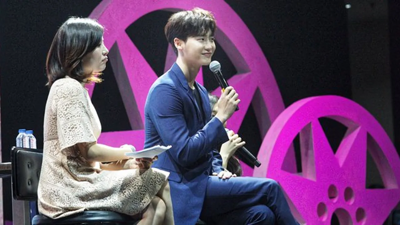 Diduga Menyalahgunakan Visa, Lee Jong Suk Ditahan di Bandara