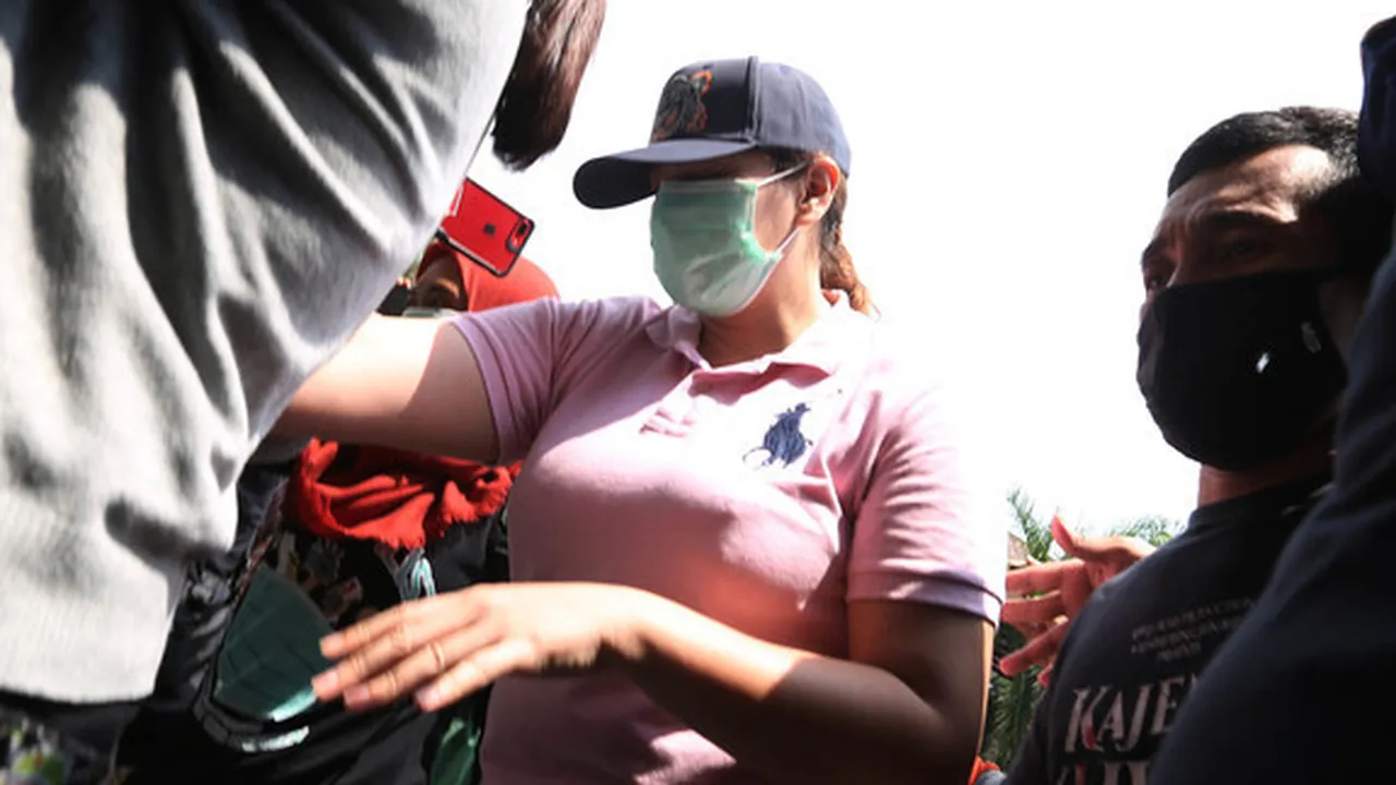 Digiring Menuju Mobil Tahanan, Cathrine Wilson Terjepit Kerumunan Awak Media