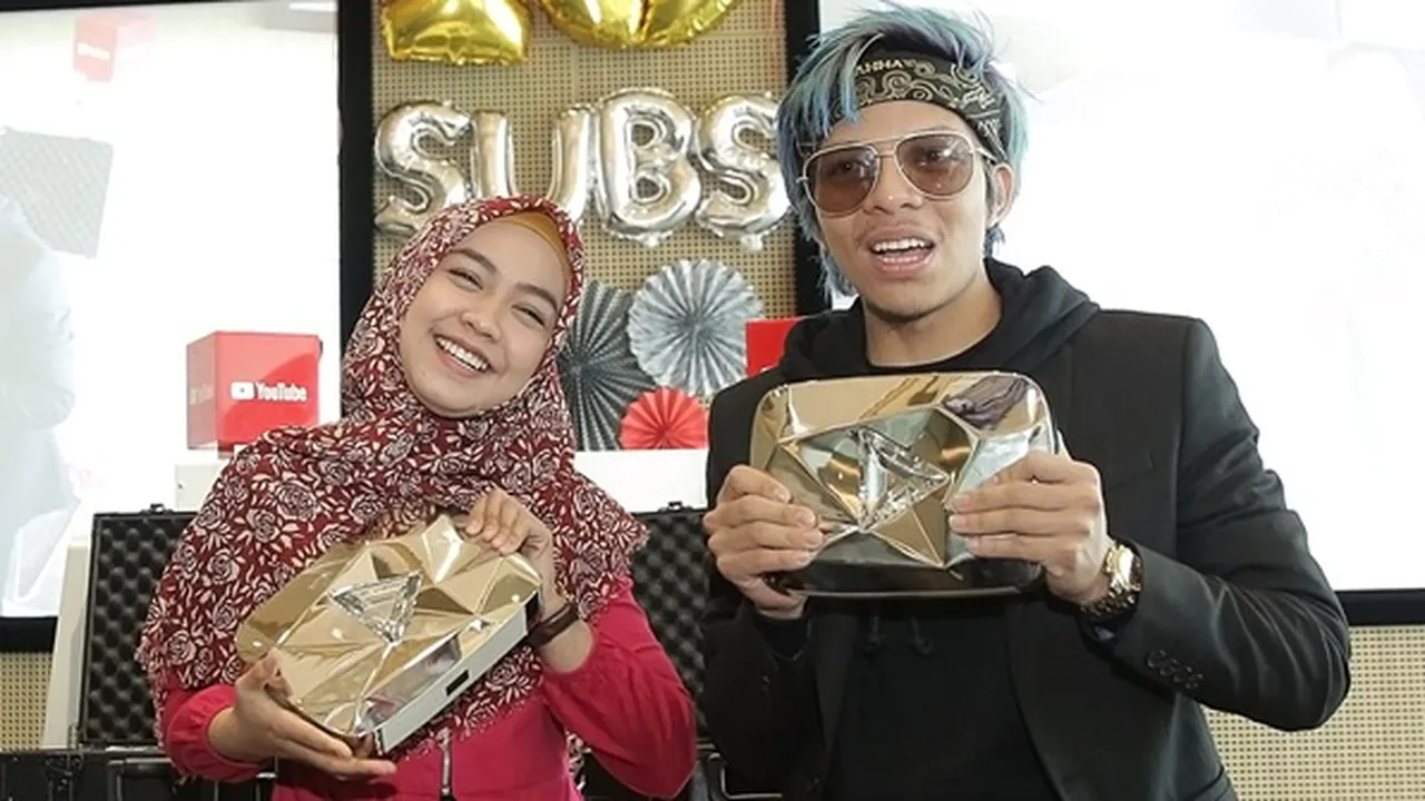 Dihadiri Keluarga, Atta Halilintar & Ria Ricis Terima Diamond Play Button