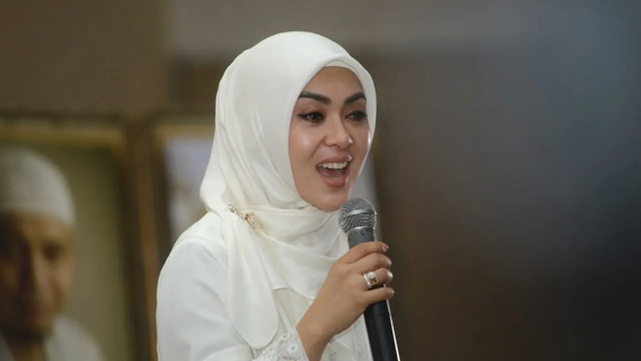 Dihempas Gosip Miring, Syahrini Pamer Momen Tarawih di Rumah