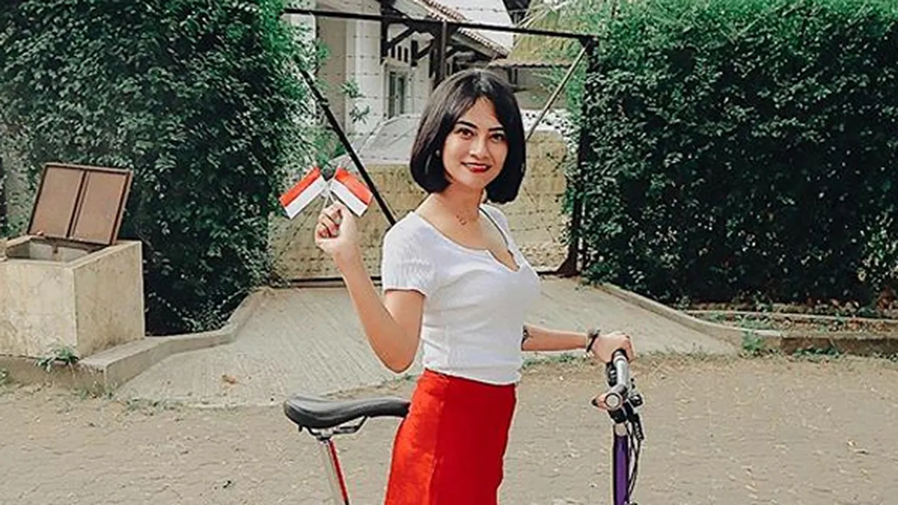 Dihujat Karena Pamer Cleavage, Vanessa Angel Balas Netizen dengan Pedas