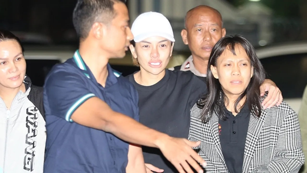 Dijemput Paksa Polisi, Nikita Mirzani: Ada yang Kepo Sama Status Aku