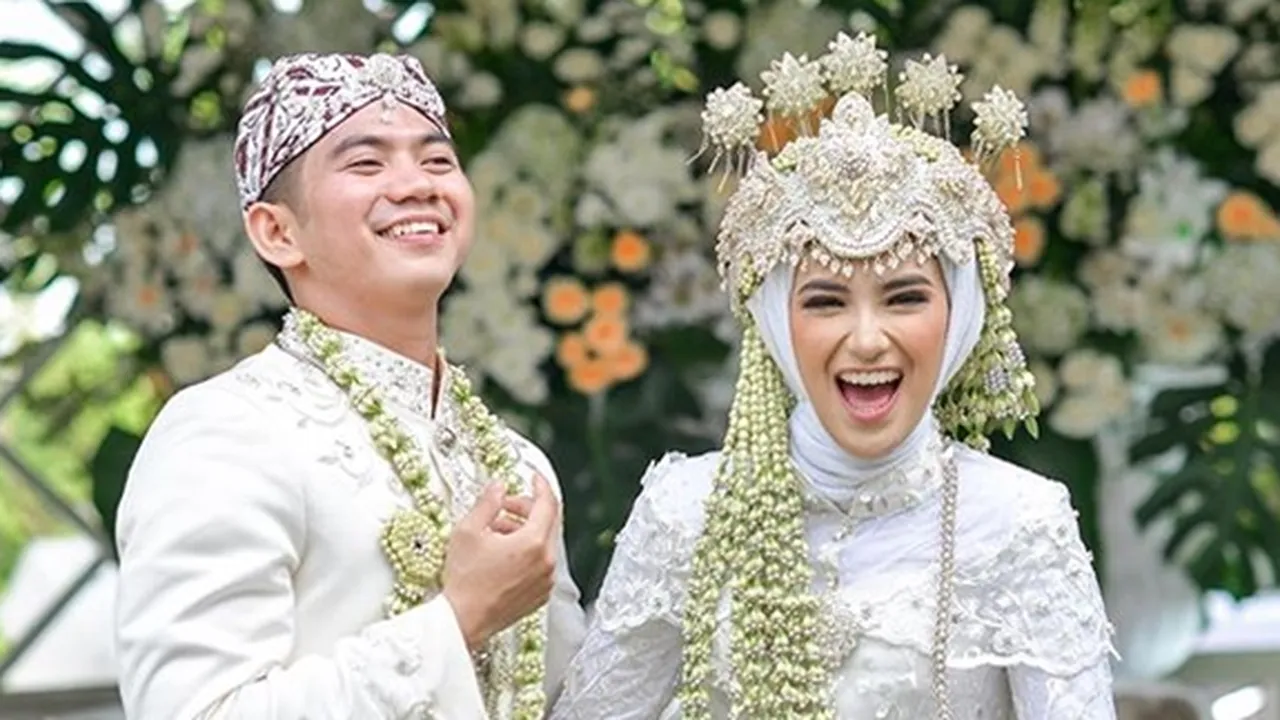Dikabarkan Bercerai dengan Nadya, Foto Terbaru Rizki DA Bareng Wanita Ini Banjir Cibiran dari Netizen Dikabarkan Bercerai dengan Nadya, Foto Terbaru Rizki DA Bareng Wanita Ini Banjir Cibiran dari Netizen