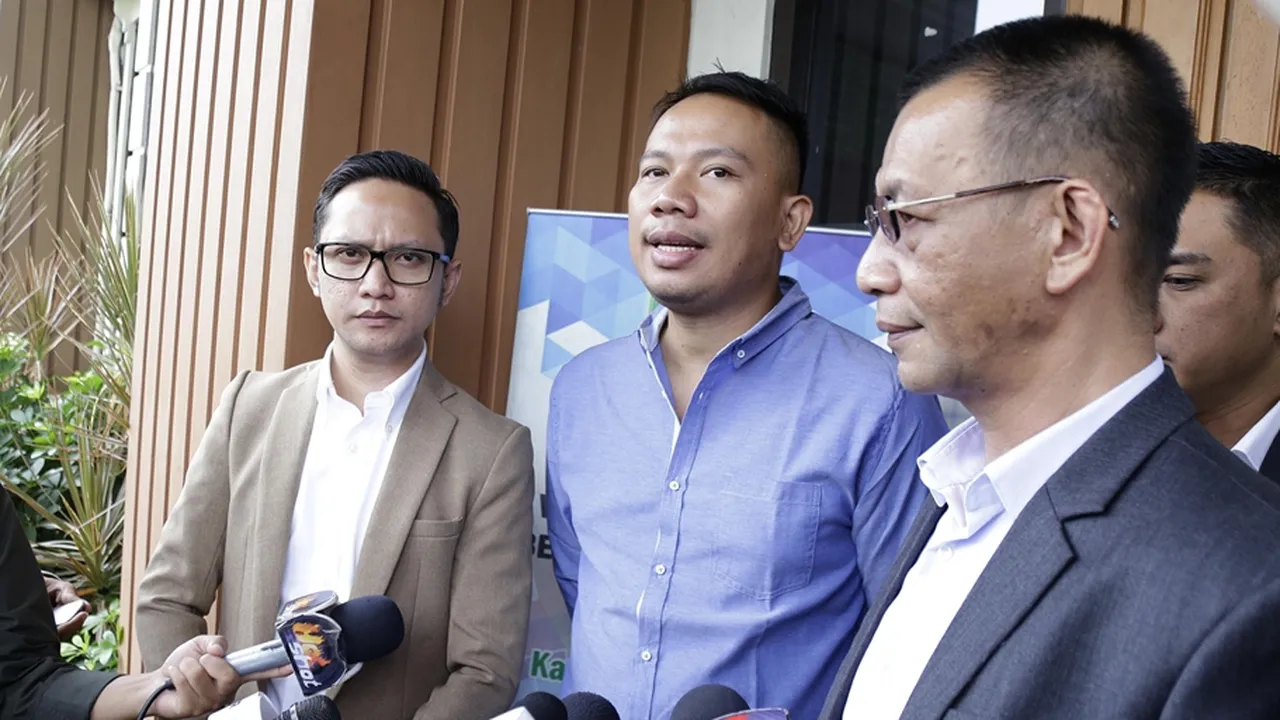Dikabarkan Dekat Dengan Senk Lotta, Vicky Prasetyo Mengaku Hanya Rekan Kerja