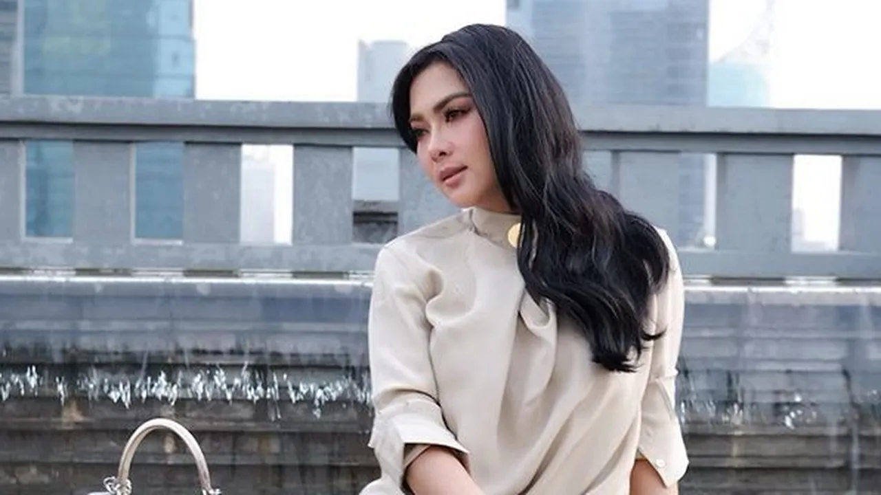 Dikabarkan Hamil & Alami Keguguran, Syahrini Akhirnya Buka Suara Dikabarkan Hamil & Alami Keguguran, Syahrini Akhirnya Buka Suara