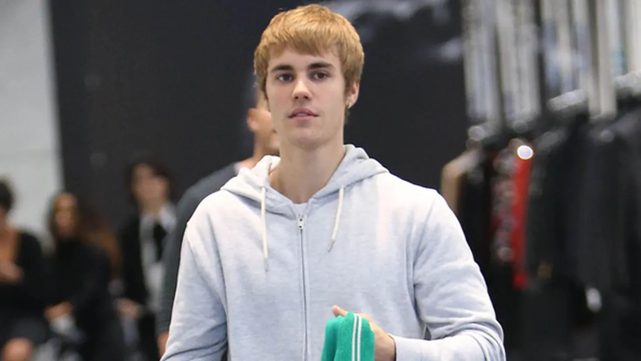 Dikabarkan Menikah, Justin Bieber Cium & Peluk Mesra Hailey Baldwin Dikabarkan Menikah, Justin Bieber Cium & Peluk Mesra Hailey Baldwin