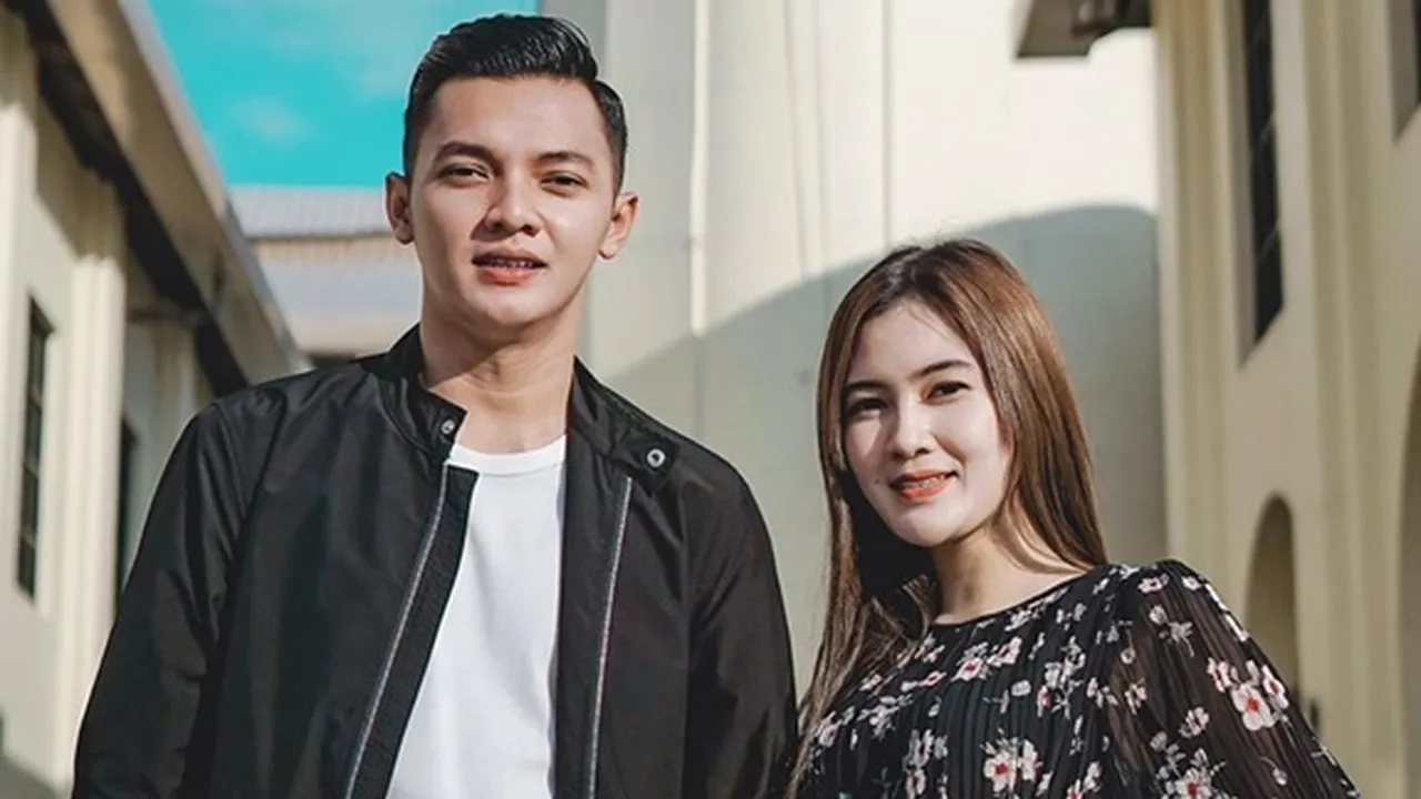 Dikabarkan Nikah dengan Dory Harsa, Nella Kharisma Pajang Buket Bunga: Kutunggu Esok Untuk Menjawab Semuanya Dikabarkan Nikah dengan Dory Harsa, Nella Kharisma Pajang Buket Bunga: Kutunggu Esok Untuk Menjawab Semuanya