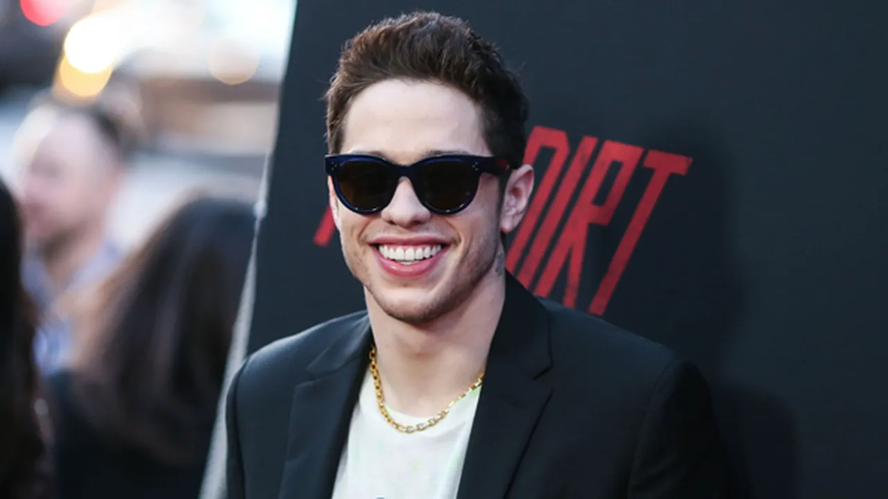 Dikabarkan Pacaran, Pete Davidson & Margaret Qualley Akhirnya Tertangkap Mesra