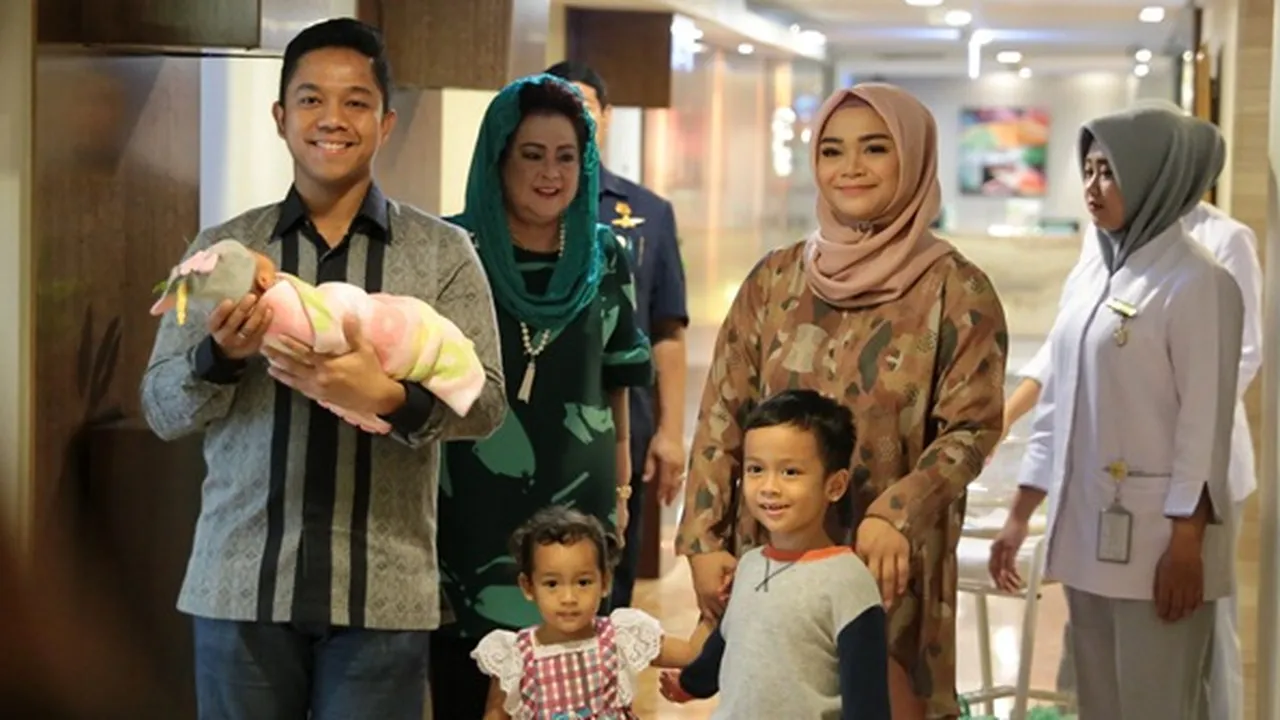 Dikaruniai Anak Pertama, Sheza Idris dan Suami Pilih Urus Sendiri
