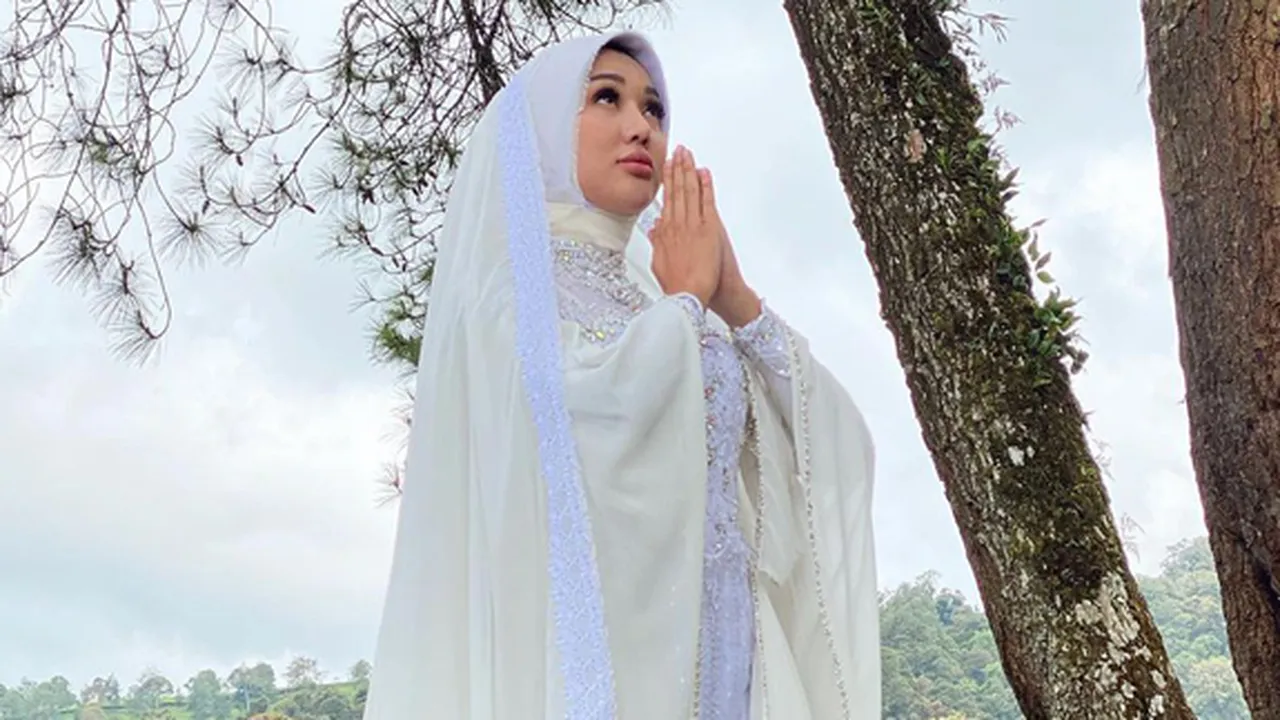 Dikecam Publik Gara-Gara Berenang Bareng Lumba-Lumba, Lucinta Luna Akhirnya Minta Maaf